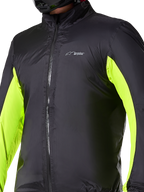 Alpinestars Bogotá Pro Drystar® Jas waterdichte voering, technische motorlaag, zwart met neongele panelen op de armen, ritssluiting aan de voorzijde en Drystar-logo op de borst, ontworpen voor bescherming tijdens het rijden in alle weersomstandigheden