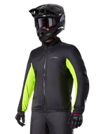 Alpinestars Bogotá Pro Drystar® jas waterdichte voering, zwart met felgele fluo accenten op de mouwen, gedragen door een rijder met een zwarte helm en crossbril, technische motorkleding