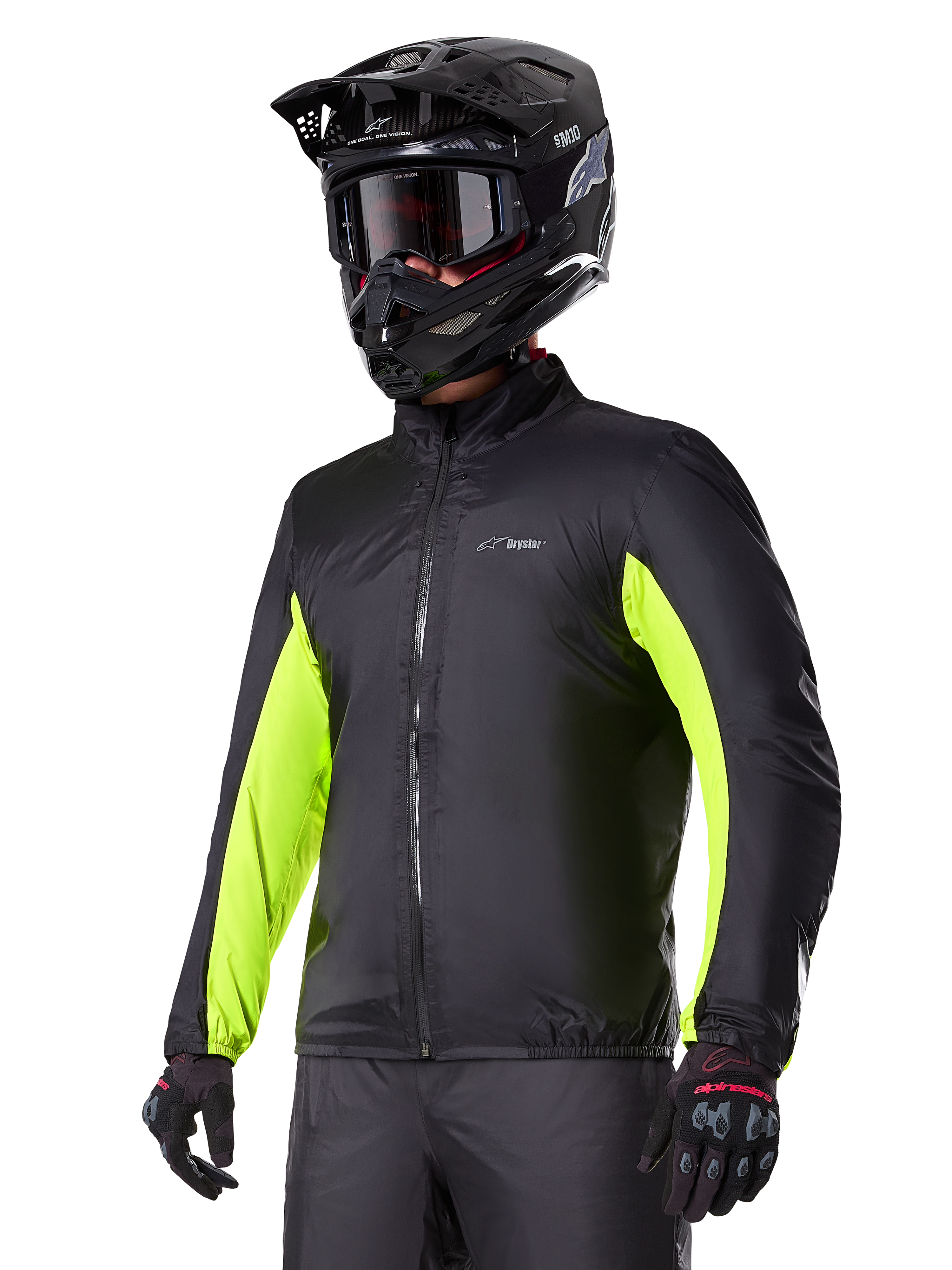 Alpinestars Bogotá Pro Drystar® jas waterdichte voering, zwart met felgele fluo accenten op de mouwen, gedragen door een rijder met een zwarte helm en crossbril, technische motorkleding