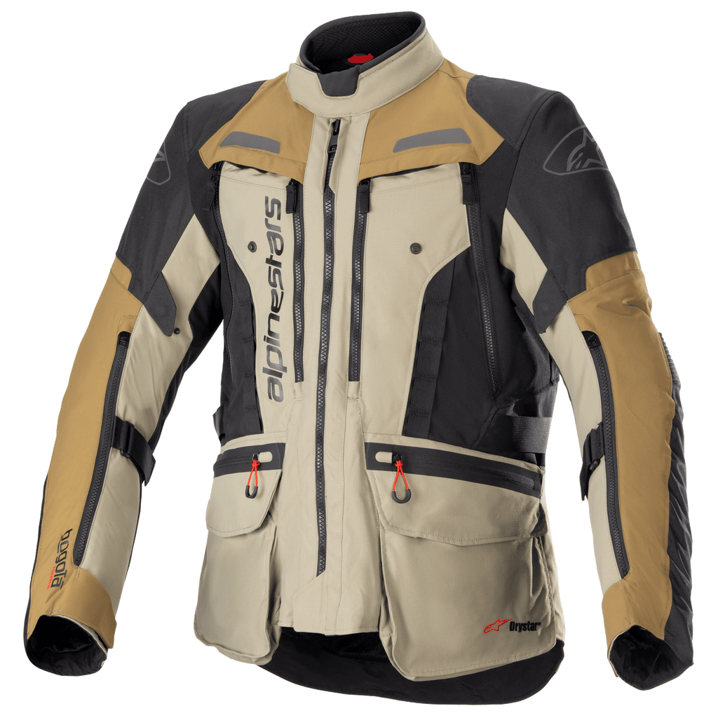 Alpinestars Bogota Pro Drystar motorjas, adventure touring motorjas, beige, zwart en tan, waterdichte textielconstructie, meerdere zakken met rode treklipjes, versterkte beschermingszones en een ontwerp met hoge kraag