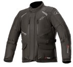 Alpinestars Andes V3 Drystar motorjas, adventure touring motorjas, zwart met witte en rode branding, voorzien van meerdere waterdichte cargozakken, verstelbare riemen voor een pasvorm op maat, weerbestendige textielconstructie, reflecterende panelen voor zichtbaarheid