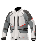 Alpinestars Andes V3 Drystar motorjas, adventure touring motorjas, ijsgrijs en donkergrijs met rode accenten, waterdichte textielconstructie met verstelbanden en ventilatieopeningen met rits, hoog kraagontwerp voor bescherming onder alle weersomstandigheden