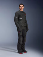 Alpinestars Andes Air Drystar® jas en broek, Adventure Touring outfit, zwart, volledige weergave van model in gecoördineerde motoruitrusting inclusief handschoenen en laarzen, voorzien van ademende mesh-panelen en rode merkaccenten.