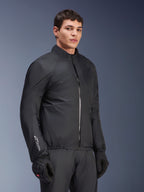 Alpinestars Andes Air Drystar® Jas waterdicht membraan, zwart, gedragen door een mannelijk model met zwarte handschoenen en broek, lichtgewicht technisch textiel met 'Drystar' logo op de mouw, studio-opname