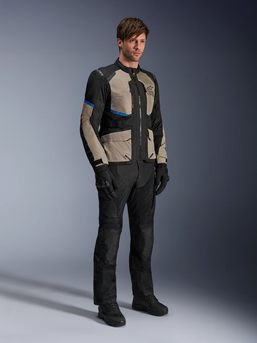 Alpinestars Andes Air Drystar® Jas, motorjas voor toertochten, zwart, Laurel grijs en helderblauw, gedragen met bijpassende motorbroek en handschoenen, voorzien van uitgebreide meshpanelen voor luchtstroom en een op de weg georiënteerde pasvorm, adventure-touring uitrusting