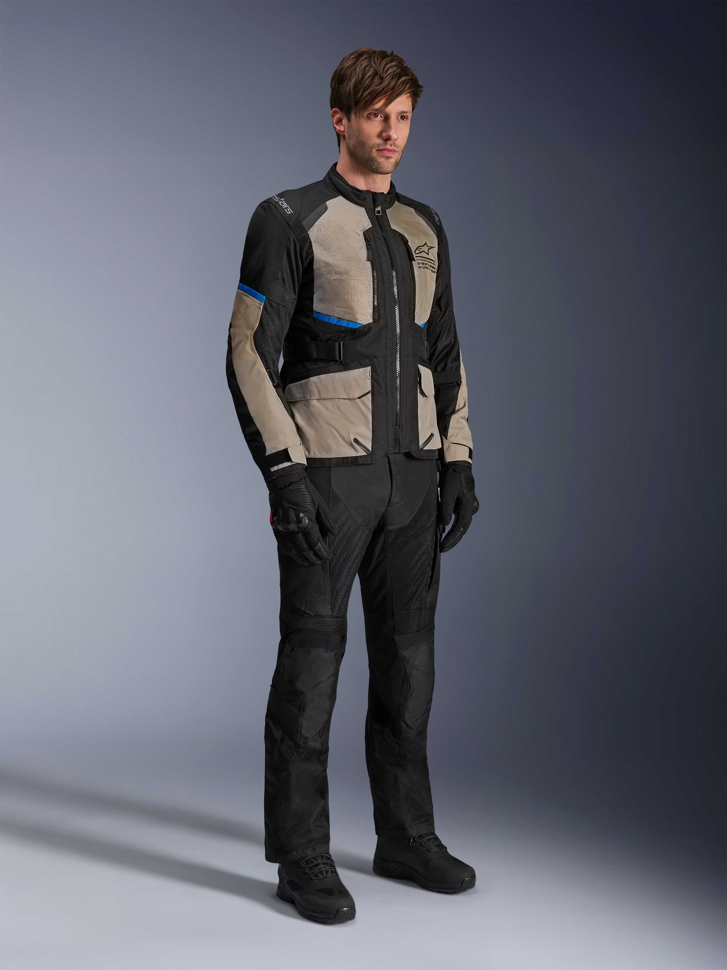 Alpinestars Andes Air Drystar® Jas, motorjas voor toertochten, zwart, Laurel grijs en helderblauw, gedragen met bijpassende motorbroek en handschoenen, voorzien van uitgebreide meshpanelen voor luchtstroom en een op de weg georiënteerde pasvorm, adventure-touring uitrusting
