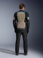 Alpinestars Andes Air Drystar® Jas, Black Laurel Gray Bright Blue, achteraanzicht met een uitgebreid mesh ventilatiepaneel, grote opbergzak op de onderrug met Alpinestars-branding, technische motor touringjas gedragen met bijpassende broek.