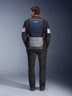 Alpinestars Andes Air Drystar jas, Deep Blue Black Ice Gray, achteraanzicht op model, voorzien van een blauw mesh rugpaneel voor ventilatie, een grote grijze zak onderaan de rug, rode en witte kleuraccenten op de mouwen en het 'alpinestars' woordmerk, gecombineerd met een zwarte motorbroek voor een complete touringoutfit.