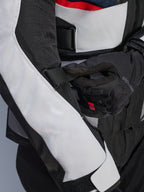 Alpinestars Andes Air Drystar® Jas in Deep Blue Black Ice Gray, detailopname van de verstelbare mouwband en mesh ventilatiepanelen, duurzame textielconstructie voor adventure touring