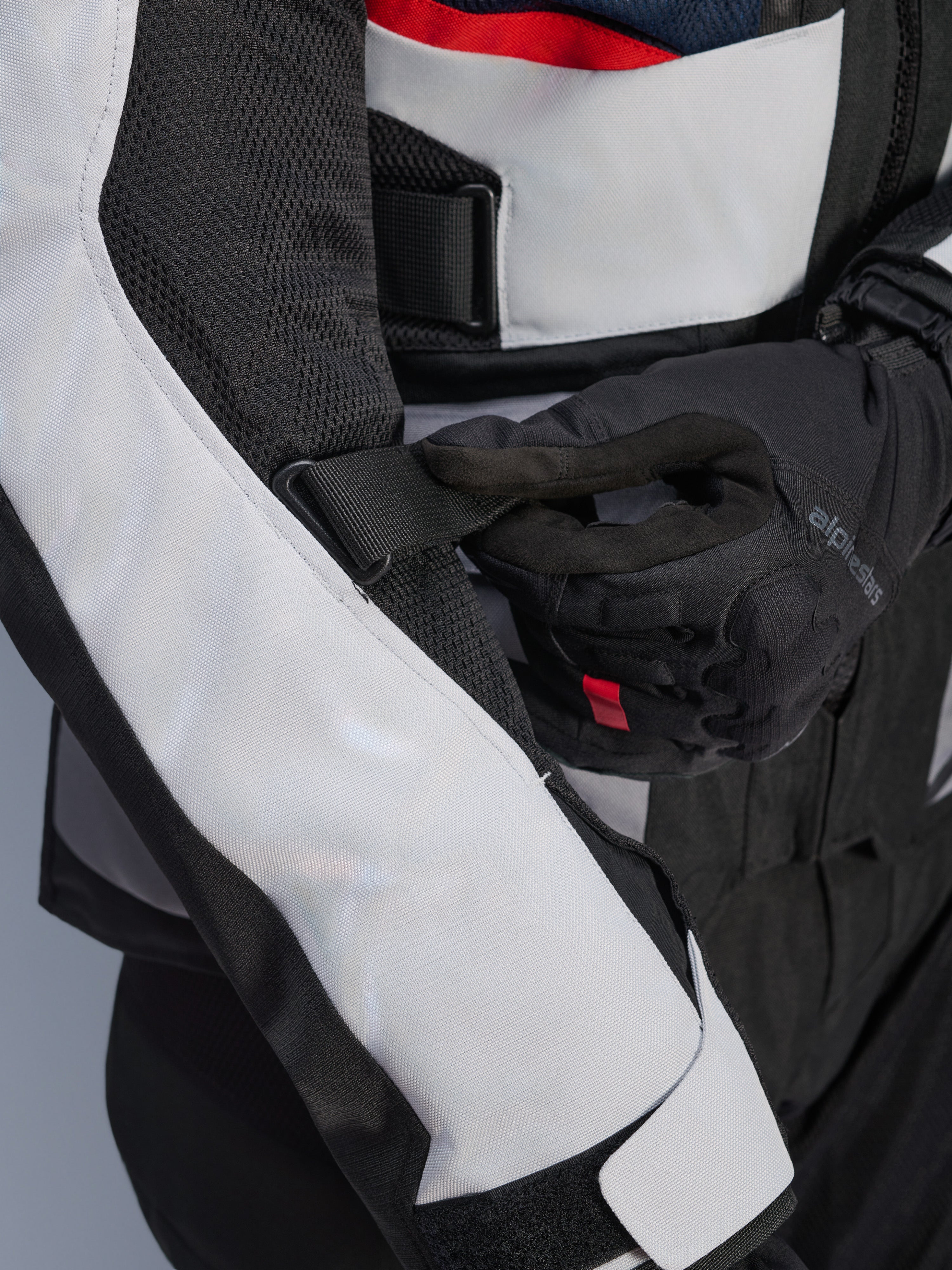 Alpinestars Andes Air Drystar® Jas in Deep Blue Black Ice Gray, detailopname van de verstelbare mouwband en mesh ventilatiepanelen, duurzame textielconstructie voor adventure touring