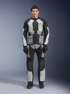 Alpinestars Andes Air Drystar® Broek, adventure touring motorbroek, Ice Gray en zwart met neongele accenten, totaalbeeld op een model dat de bijpassende jas en handschoenen draagt, textielontwerp met mesh ventilatiepanelen