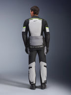 Alpinestars Andes Air Drystar® jas en broek, Ice Gray Dark Gray Black adventure touring set, achteraanzicht van rijder in complete uitrusting met neongele accenten, voorzien van grote mesh ventilatiepanelen en Alpinestars branding.