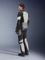 Alpinestars Andes Air Drystar® Jas, touring motorjas, Ice Gray en Dark Gray met zwarte panelen en neongele accenten, gedragen met bijpassende broek en handschoenen, driekwart achteraanzicht met mesh ventilatie en Alpinestars-branding.