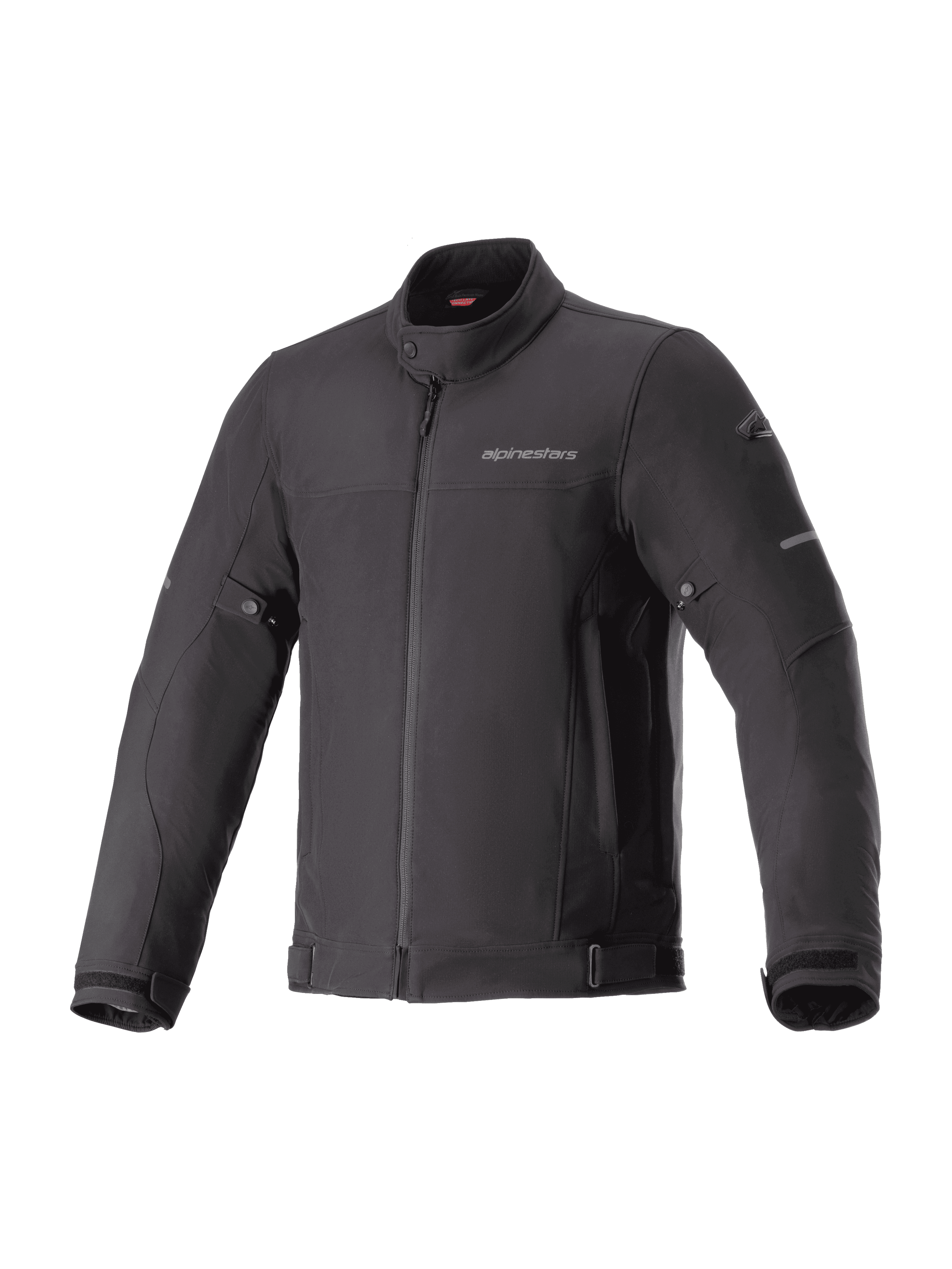 Alpinestars Husker Waterproof Jacket, zwarte urban motorjas, high-density softshell-stof, hoge kraag met drukknoop, volledige ritssluiting aan de voorzijde, verstelbare taille- en polsbanden, subtiele branding op de borst en reflecterende accenten op de mouwen.