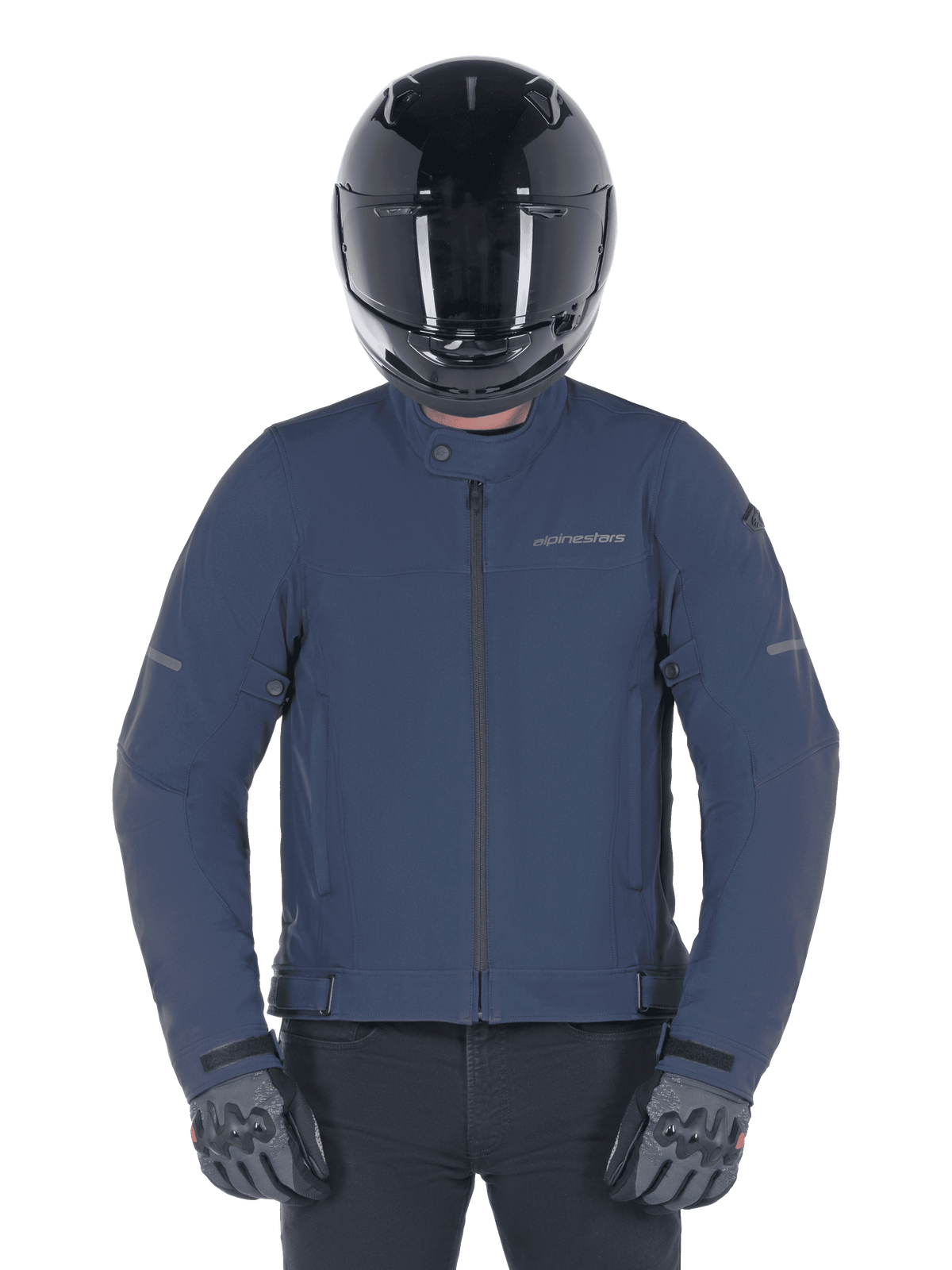 Alpinestars Husker Waterproof Jacket, Night Navy, urban motorjas gedragen met een zwarte integraalhelm en grijze handschoenen, voorzien van een technische softshell buitenkant en subtiele branding