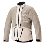 Alpinestars AMT-10LAB Drystar® XF Jas, regenconfiguratie, White Sand Aluminum Camo, waterdichte textiele adventure jas met AMT-branding op de borst en roodgekleurde ritstrekkers.