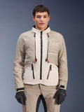 Alpinestars AMT-10LAB Drystar® XF jas, Adventure motorjas, White Sand Aluminum Camo, modulair ontwerp met zwarte ritsen en rode accenten, gedragen met bijpassende broek en zwarte handschoenen, voorzien van Alpinestars Motion Technology-branding op de borst, professioneel all-weather motorpak