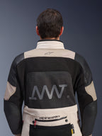 Achteraanzicht van de Alpinestars AMT-10LAB Drystar® XF Jacket in White Sand en Black, met een groot AMT-logo op het mesh rugpaneel, Alpinestars-branding op de onderrug en technische textielconstructie voor adventure motorrijden