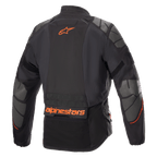 Alpinestars AMT-10R Drystar® XF Jas, adventure motorjas, zwart met oranje Alpinestars-logo en grijze Superfabric-panelen op schouders en ellebogen, achteraanzicht, technische meerseizoenen motoruitrusting