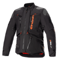 Alpinestars AMT-10R Drystar XF motorjas, zwart en oranje, adventure touring motorjas, grijze schouderpatches, meerdere ritsen met oranje trekkers, verstelbare banden, rode binnenvoering, technische beschermende kleding