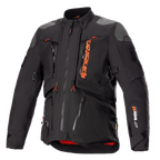 Alpinestars AMT-10R Drystar XF motorjas, zwart en oranje, adventure touring motorjas, grijze schouderpatches, meerdere ritsen met oranje trekkers, verstelbare banden, rode binnenvoering, technische beschermende kleding