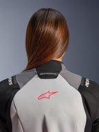 Alpinestars Stella Andes V4 Drystar damesjas, grijze en zwarte adventure motorjas met koraalrood logo op de rug.