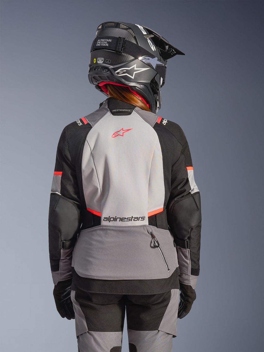 Alpinestars Stella Andes V4 Drystar dames adventure motorjas, grijs en zwart met coral fluo, achteraanzicht op model.