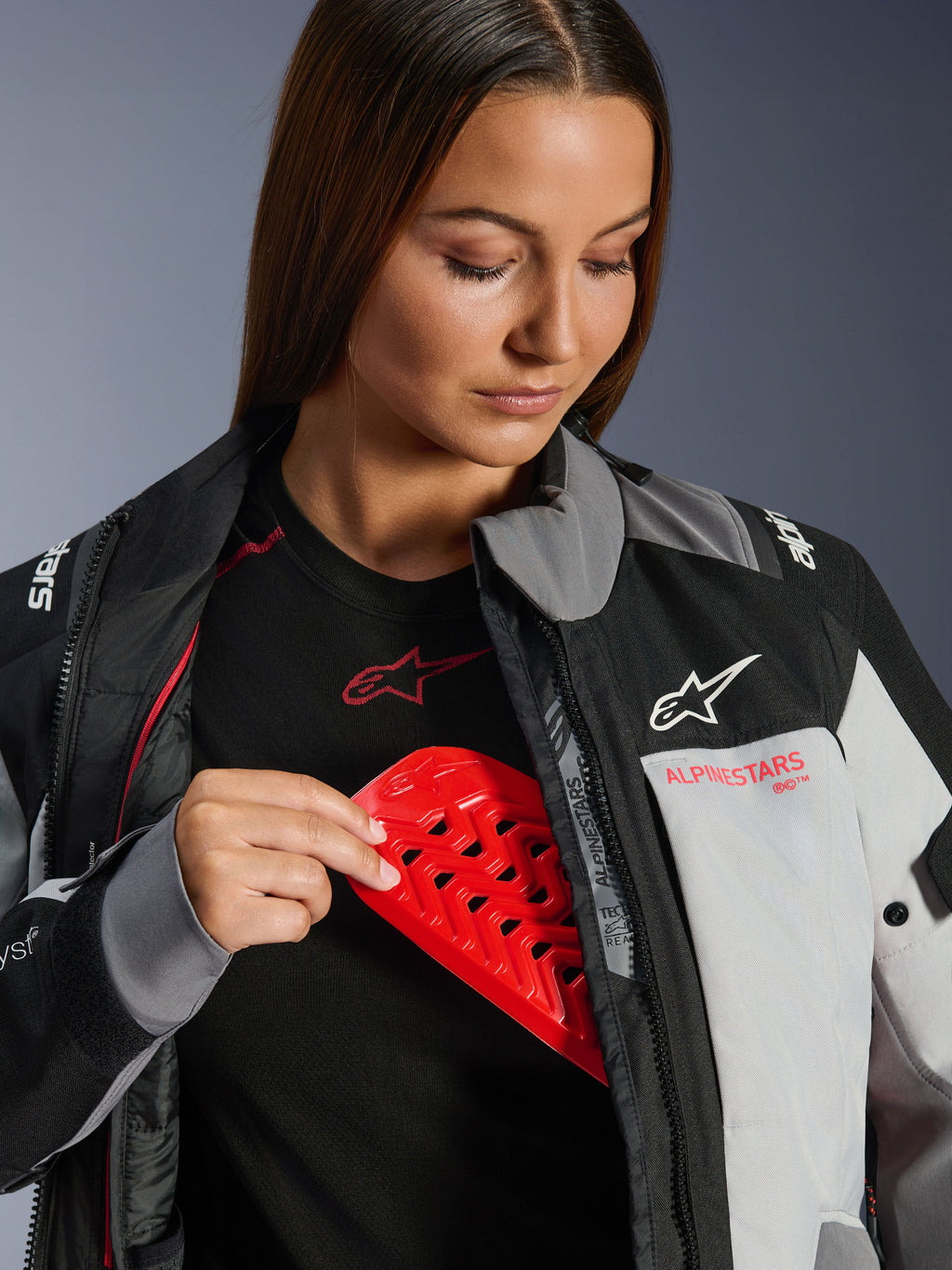 Alpinestars Stella Andes V4 Drystar® jas, grijze damesmotorjas met rood inzetstuk voor borstbeschermer voor optimale veiligheid.