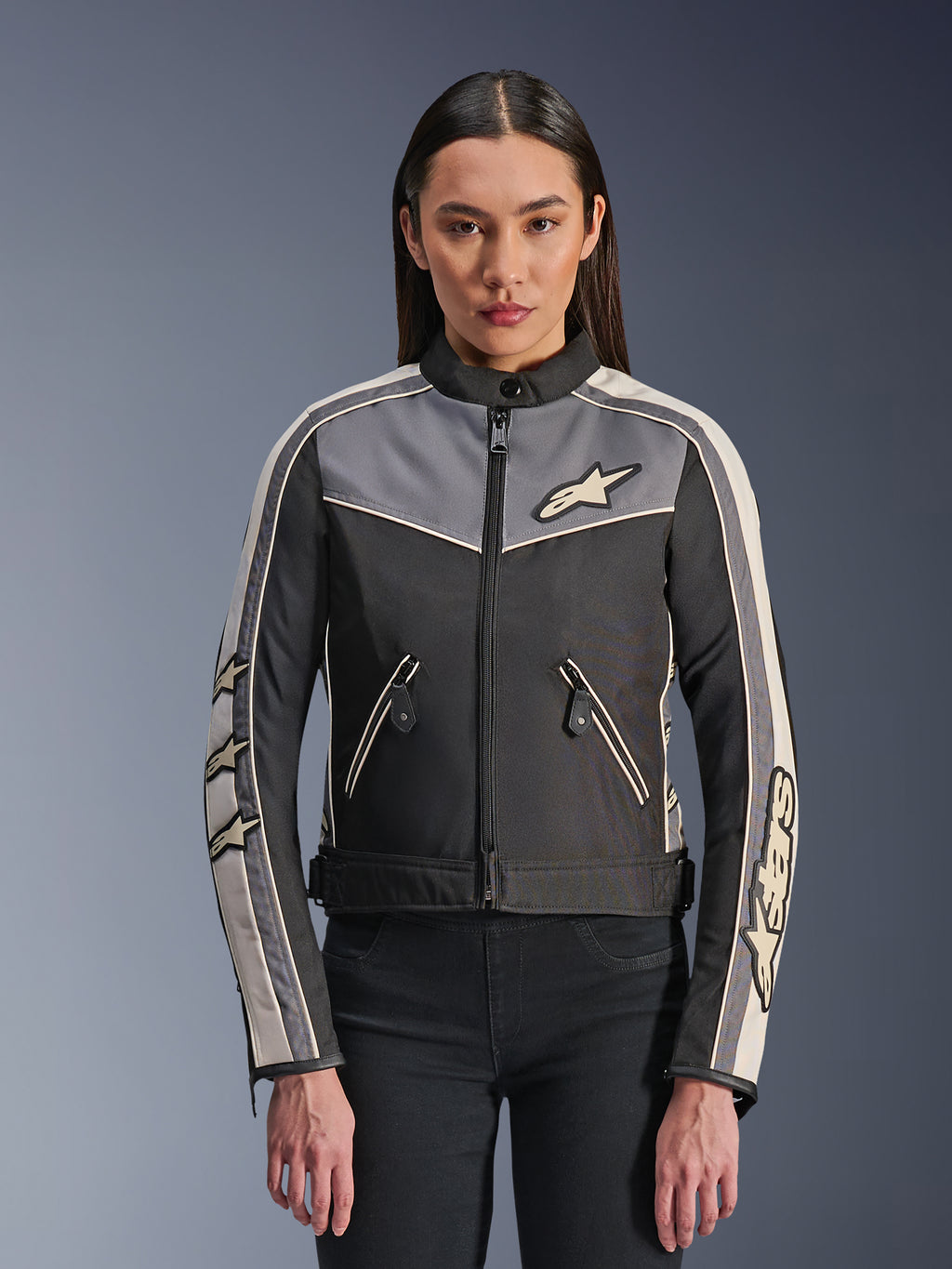 Alpinestars Stella T-Dyno WR Jacket, dames motorjas van textiel, zwart met donkergrijze en ecru accenten, vintage-geïnspireerde biker-pasvorm, ritssluiting aan de voorzijde en zakken, voorzien van Alpinestars-branding en sterlogo's op de mouwen, model draagt de jas