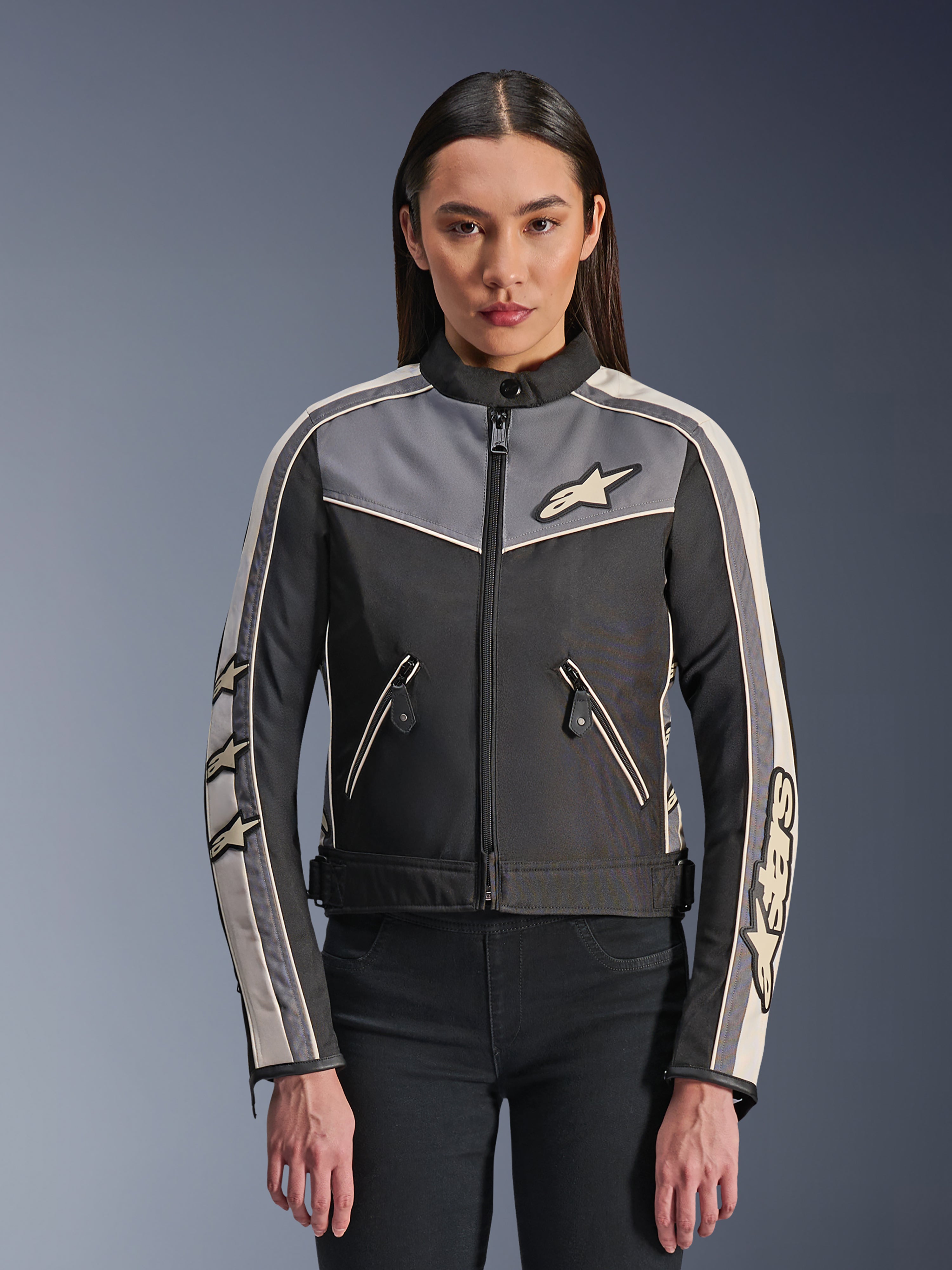 Alpinestars Stella T-Dyno WR Jacket, dames motorjas van textiel, zwart met donkergrijze en ecru accenten, vintage-geïnspireerde biker-pasvorm, ritssluiting aan de voorzijde en zakken, voorzien van Alpinestars-branding en sterlogo's op de mouwen, model draagt de jas