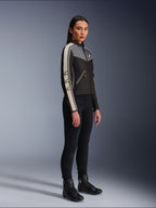 Alpinestars Stella T-Dyno WR Jas, textiele motorjas voor dames, zwart, donkergrijs en ecru, met een op vintage geïnspireerd ontwerp met crèmekleurige strepen op de mouwen en ster-logo's, gedragen met een zwarte broek en motorlaarzen, op erfgoed geïnspireerde urban motorkleding
