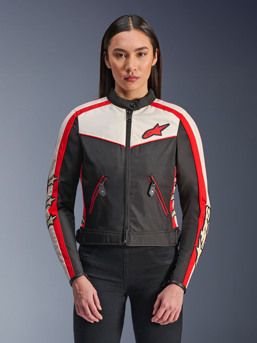 Alpinestars Stella T-Dyno WR Jacket, textiele motorjas voor dames, zwart, ecru en helderrood, vintage-geïnspireerd ontwerp met ritssluiting aan de voorzijde, rode mouwstrepen voorzien van sterlogo's, ritszakken met rode afwerking
