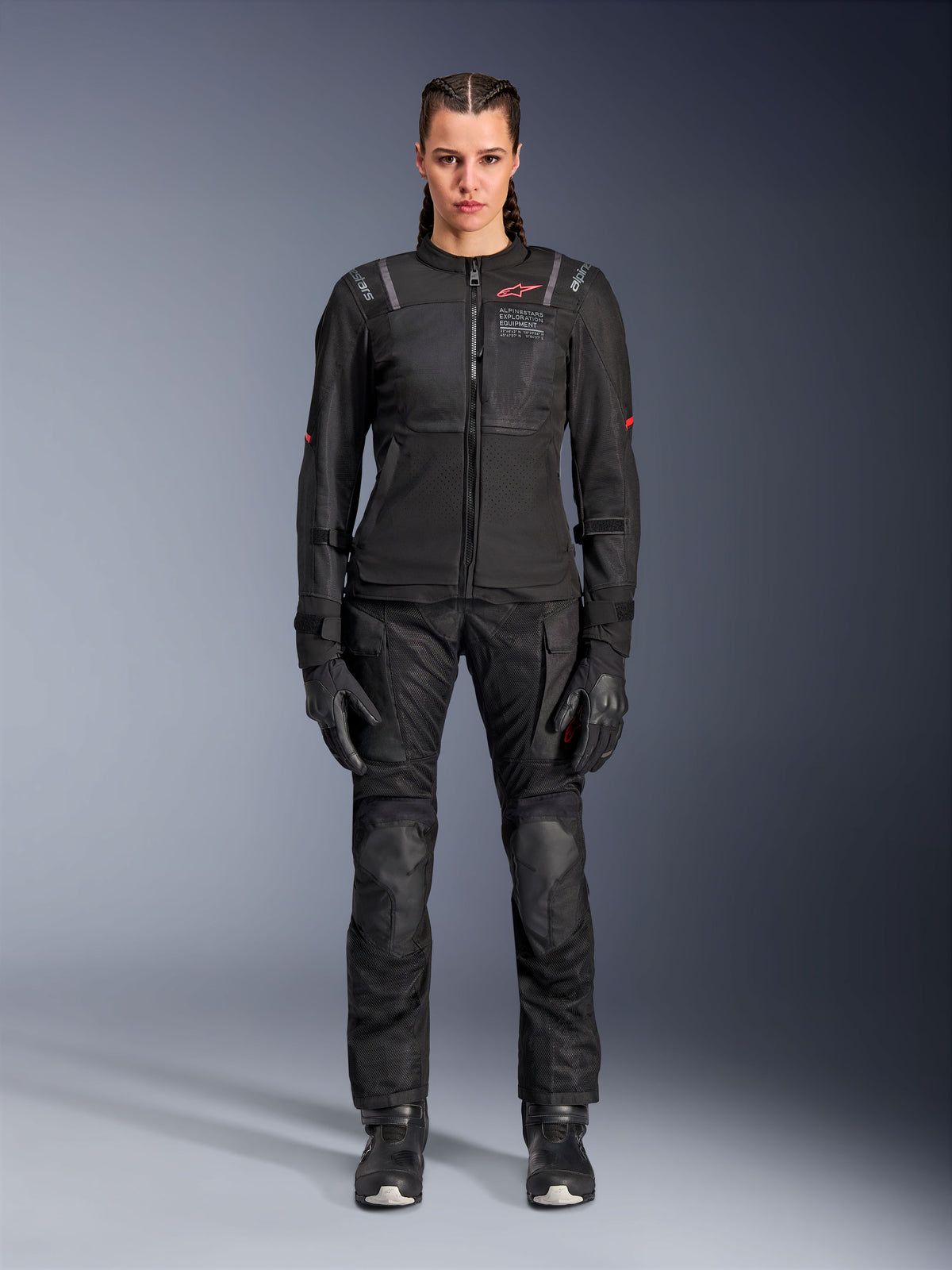 Alpinestars Stella Andes Air Drystar broek, dames motortouring broek, zwart, voorzien van mesh ventilatiepanelen en versterkte kniebescherming, gedragen met bijpassende jas en handschoenen, adventure touring kleding