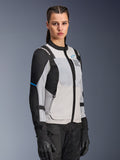 Alpinestars Stella ST-2 Air motorjas, dames motorjas, Ice Gray en zwart, grote mesh ventilatiepanelen en lasergesneden perforaties, "Alpinestars Exploration Equipment" branding op de borst, technische motoruitrusting voor de zomer