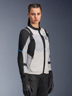 Alpinestars Stella ST-2 Air motorjas, dames motorjas, Ice Gray en zwart, grote mesh ventilatiepanelen en lasergesneden perforaties, "Alpinestars Exploration Equipment" branding op de borst, technische motoruitrusting voor de zomer