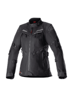 Alpinestars Stella Bogota Pro Drystar dames motorjas, zwarte adventure touring motorjas, waterdichte textielconstructie met meerdere ritsen aan de voorzijde en ventilatiepanelen, verstelbare banden op de mouwen en taille, subtiele rode accenten en Alpinestars-logo's.