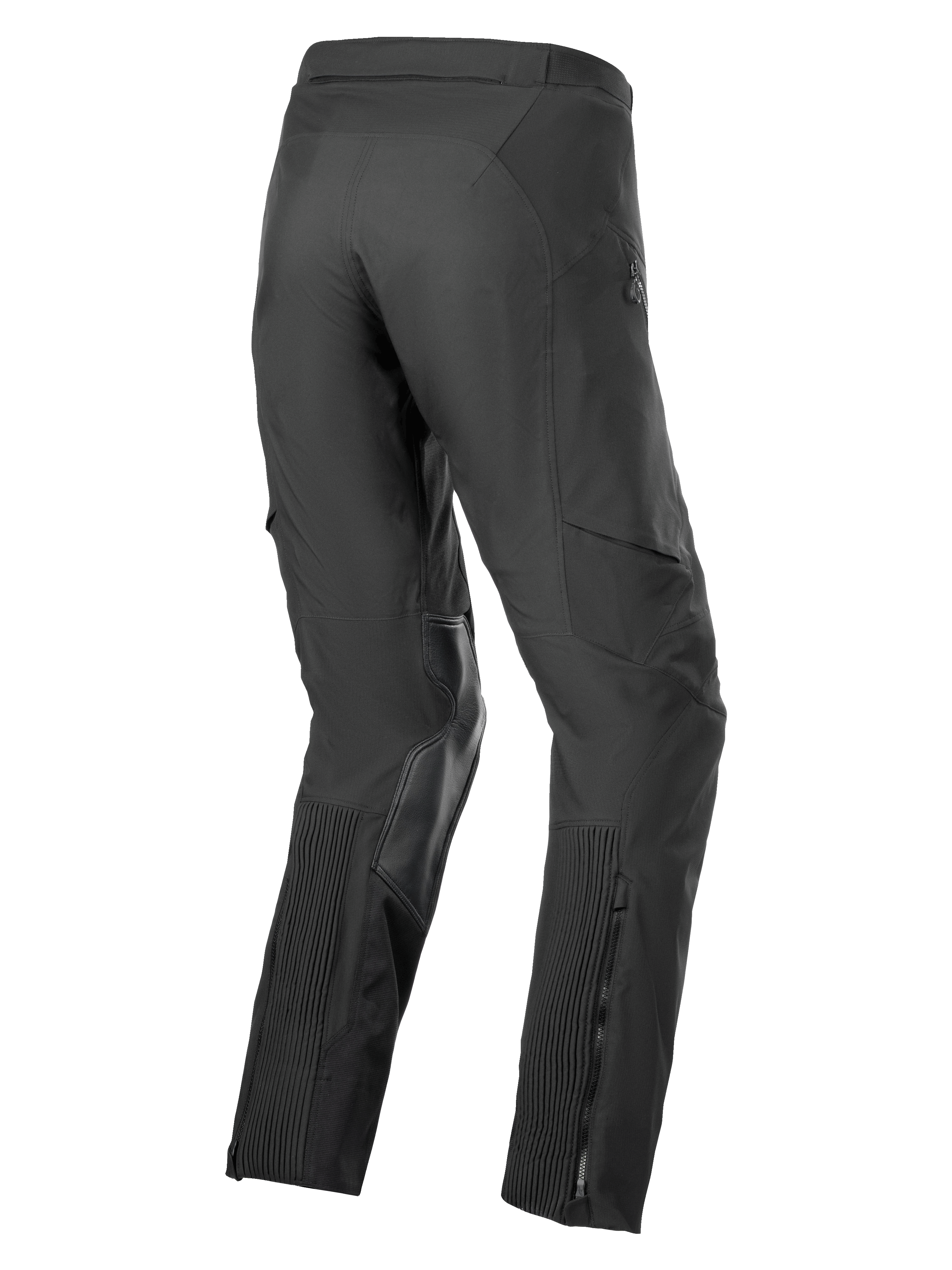 Alpinestars AMT-8 Stretch Drystar® XF broek, adventure touring motorbroek, zwart, driekwart achteraanzicht met accordeon stretchpanelen op de kuiten, geitenleren verstevigingen aan de binnenzijde van de knie en ritssluiting aan de broekspijp.