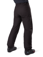 Alpinestars Amt-8 Stretch Drystar® XF broekvoering, zwart, achteraanzicht van de waterdichte voering gedragen over zwarte motorlaarzen, voorzien van Drystar XF-branding op het onderbeen, elastische enkelboorden en lichtgewicht stretchmateriaal voor adventure-touring.