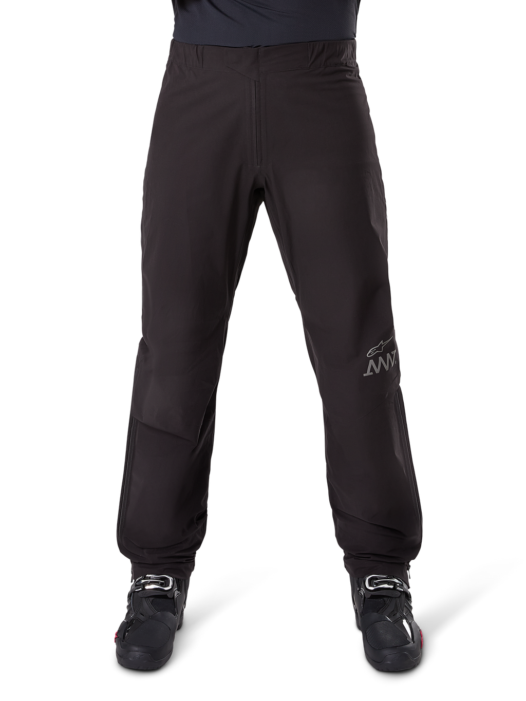 Alpinestars AMT-8 Stretch Drystar® XF voering, zwart, vooraanzicht gedragen met zwarte motorlaarzen, grijs sterlogo en AMT-branding op de broekspijp, veelzijdige waterdichte en winddichte motorkleding.