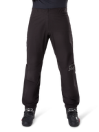 Alpinestars AMT-8 Stretch Drystar® XF voering, zwart, vooraanzicht gedragen met zwarte motorlaarzen, grijs sterlogo en AMT-branding op de broekspijp, veelzijdige waterdichte en winddichte motorkleding.