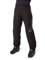 Alpinestars Amt-8 Stretch Drystar® XF binnenbroek, zwart, waterdichte en rekbare textielconstructie met zilverkleurig AMT-logo, gedragen met zwarte motorlaarzen, onderdeel van adventure touring motoruitrusting.
