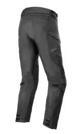 Alpinestars Andes Air Drystar® broek - korte lengte, adventure touring broek, zwart, driekwart achteraanzicht met uitgebreide 2D-meshpanelen voor luchtstroom, voorgevormde beenconstructie en verstelbare banden bij de knieën en enkels.