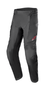 Alpinestars Andes Air Drystar Pant - korte lengte, zwarte motor touringbroek, mesh ventilatiepanelen, verstevigde kniebescherming, cargozakken, klein rood logo op linker bovenbeen, verstelbare taillebanden