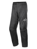 Alpinestars Hurricane Rain V2 Pant, waterdichte motorregenbroek, zwart, met reflecterend logo op het linkerbovenbeen, elastische tailleband, ergonomisch knieontwerp en glanzende windbestendige gelamineerde stof voor road en adventure touring