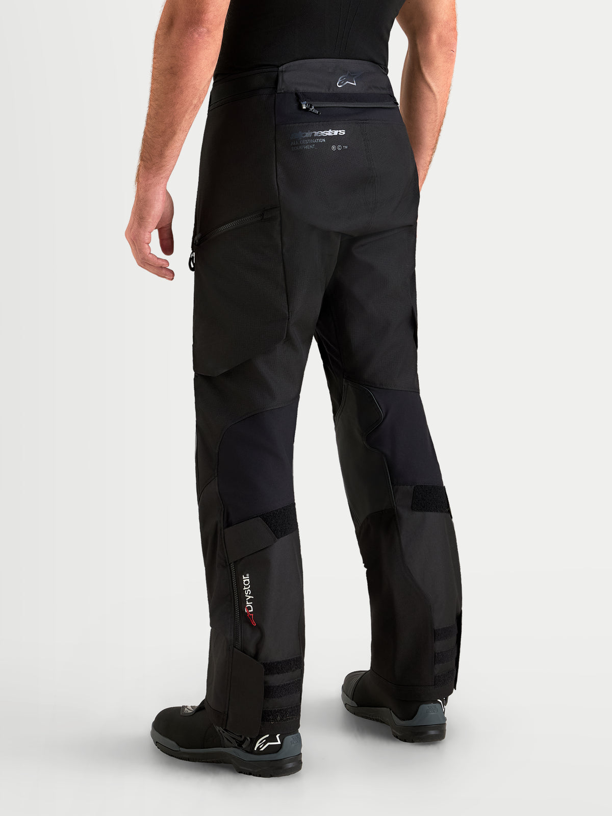 Alpinestars Harok V2 Drystar broek, zwarte adventure motorbroek, achteraanzicht met duurzame ripstopconstructie, Drystar-branding op het onderbeen en over-de-laars-ontwerp