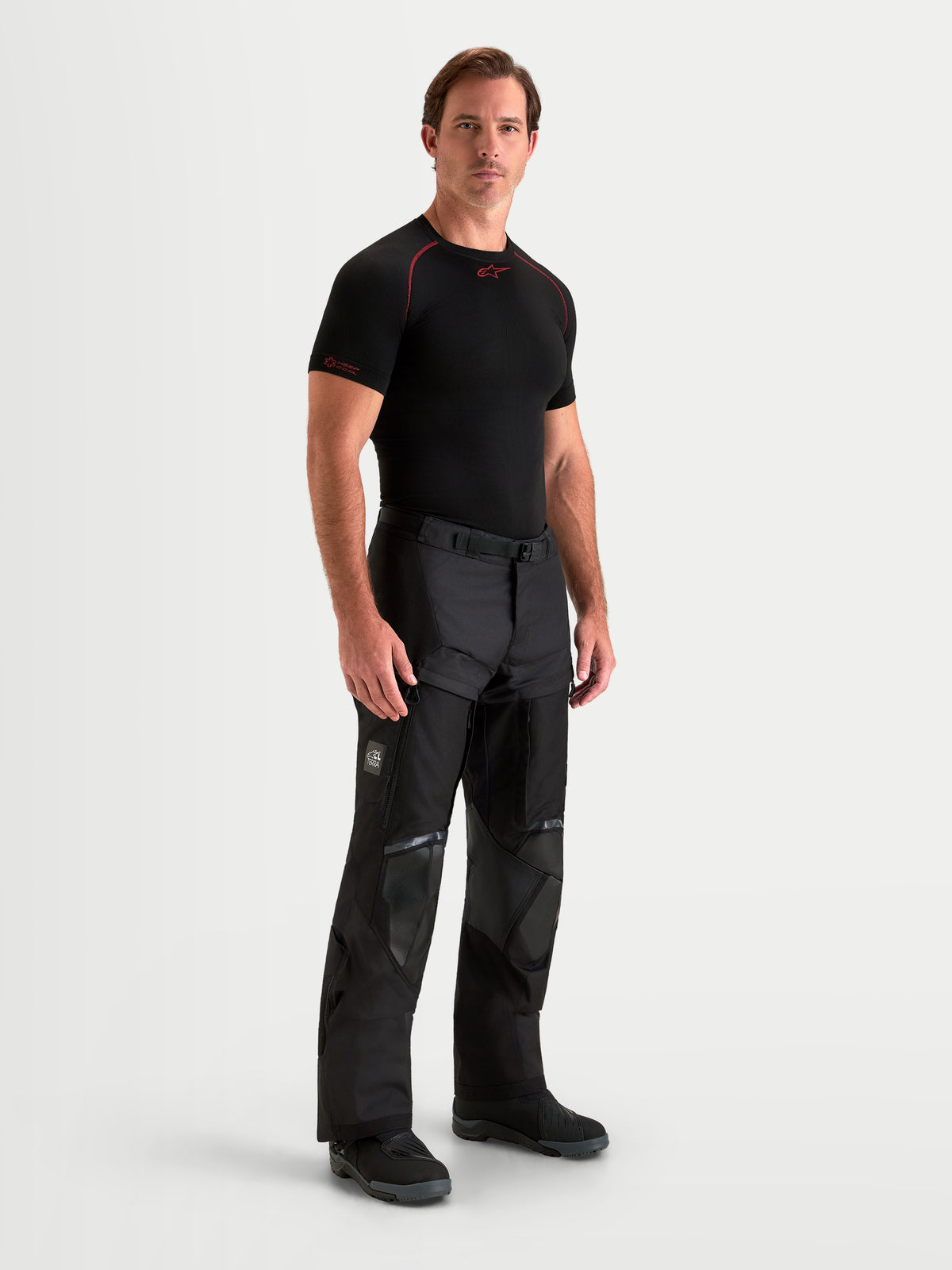 Alpinestars Harok V 2 Drystar broek, heren adventure motorbroek, zwart, met duurzame ripstopconstructie en dijventilatie, gedragen door een mannelijk model
