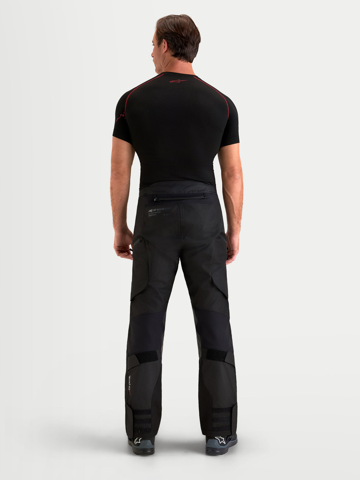 Alpinestars Harok V 2 Drystar broek, all-terrain adventure-motorbroek voor heren, zwarte textiel-motorbroek met ripstopconstructie, achteraanzicht op model