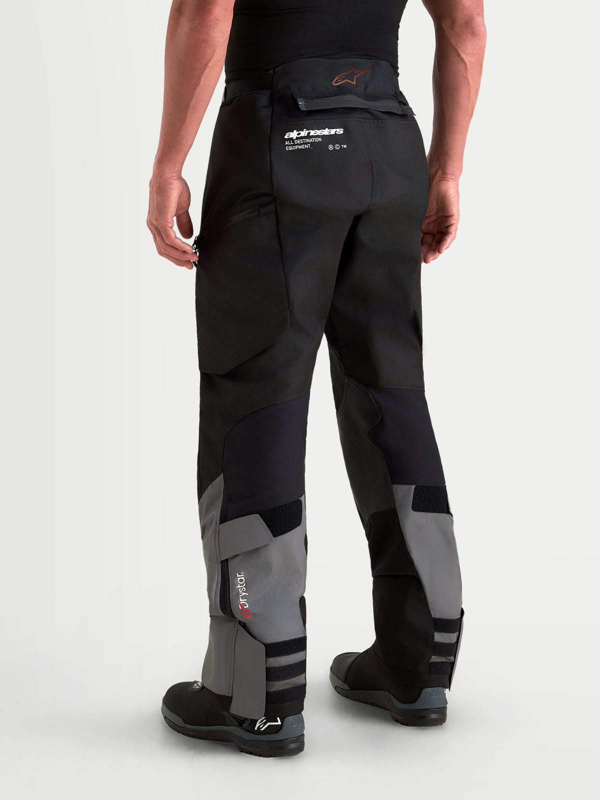 Alpinestars Harok V2 Drystar broek, adventure motorbroek voor heren in donkergrijs en zwart, met ripstop constructie, waterdicht Drystar membraan en ontwerp voor over laarzen, achteraanzicht