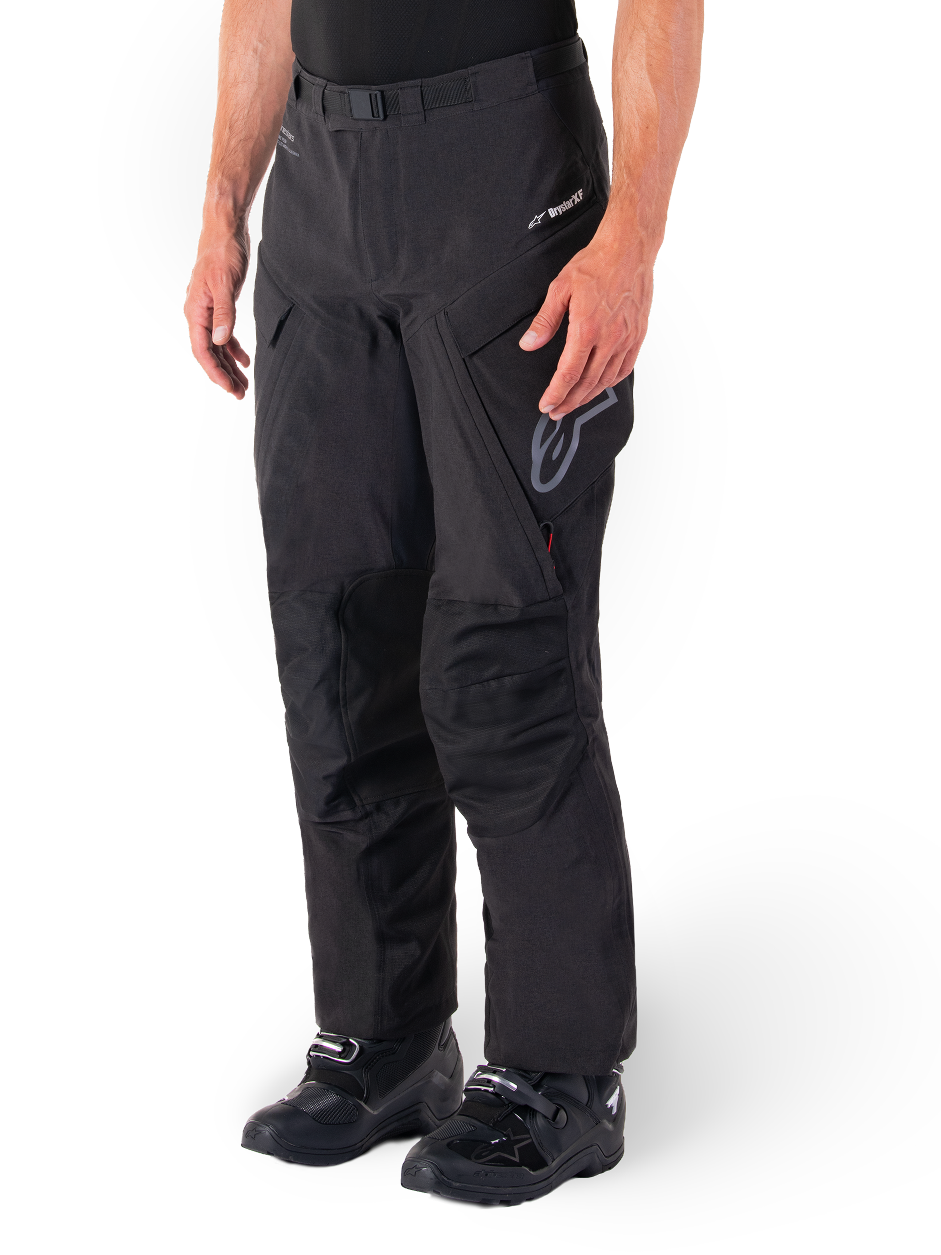 Alpinestars Hyde XT Drystar® broek, adventure touring motorbroek, zwart, gedragen met zwarte laarzen, voorzien van gelamineerde Drystar®XF membraan-branding, versterkte kniepanelen en cargozakken met ritssluiting.