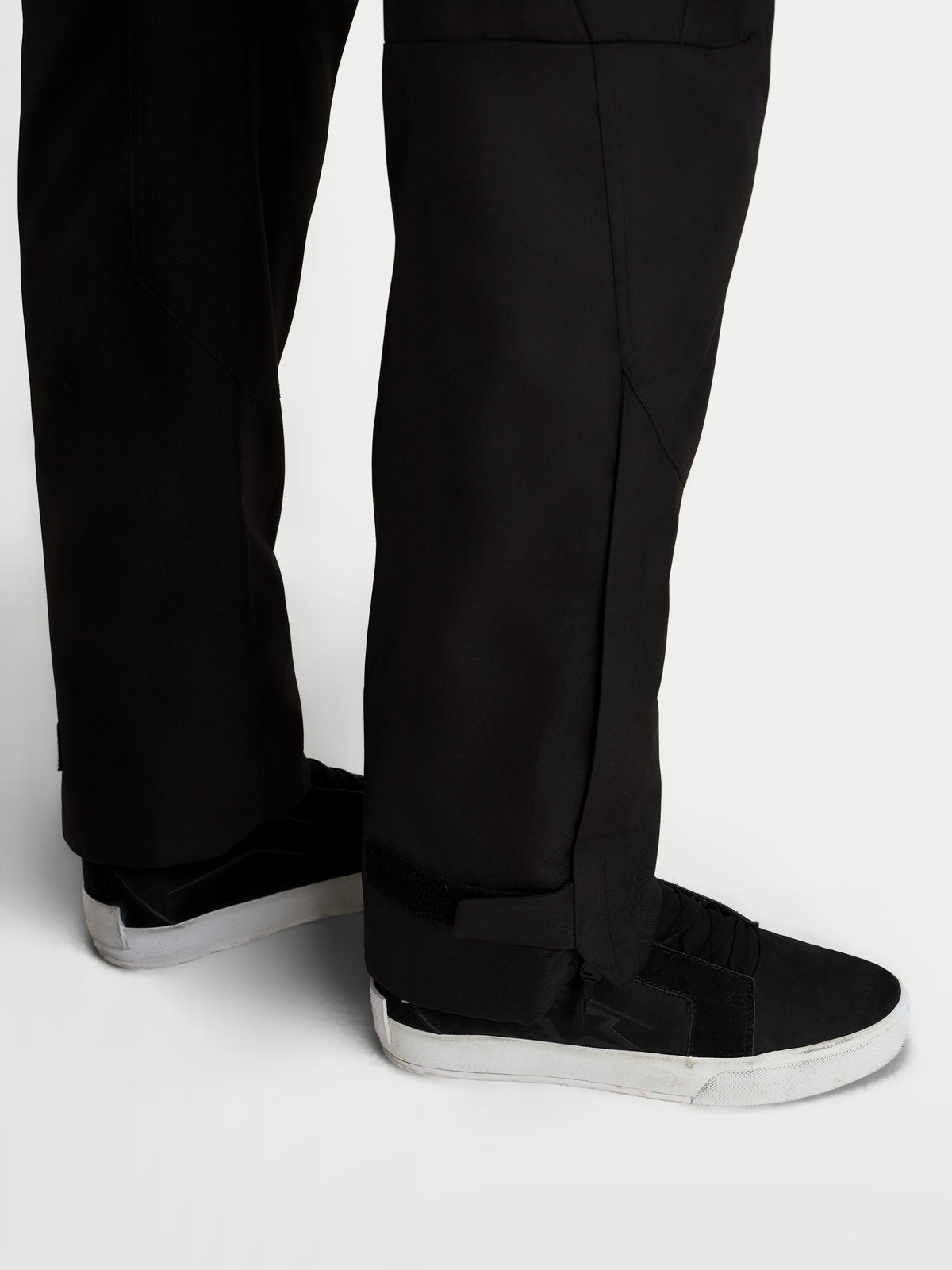 Alpinestars C 1 Waterproof broek, urban contemporary motorbroek voor heren in het zwart, close-up van de rechte onderbeenconstructie en verlengde broekspijpen gedragen met motorlaarzen